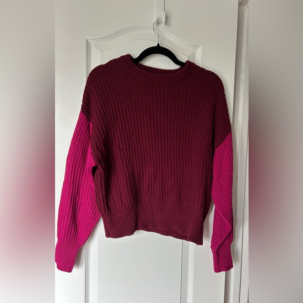 a new day Maroon Sweater with Bright Pink Sleeves, size m, like new condition